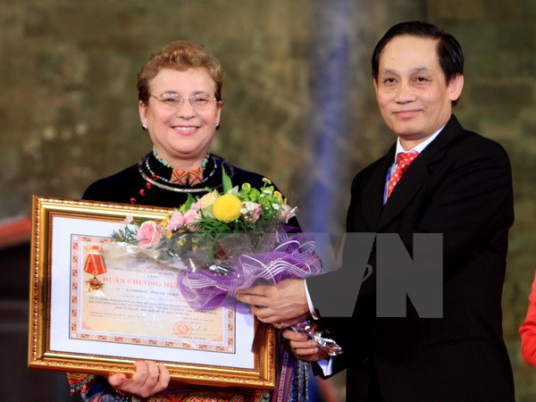 Thứ trưởng Ngoại giao Lê Hoài Trung trao Huân chương Hữu nghị cho bà Katherine Muller-Marin. (Ảnh: An Đăng/TTXVN)